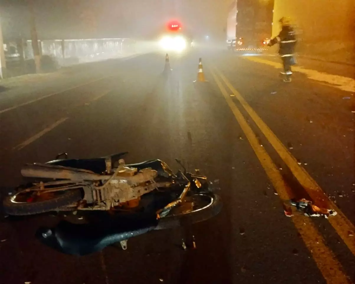 Motociclista de 22 anos morre após colidir frontalmente com um caminhão